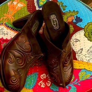 Salphy clogs. Size 7.5. NWOT.